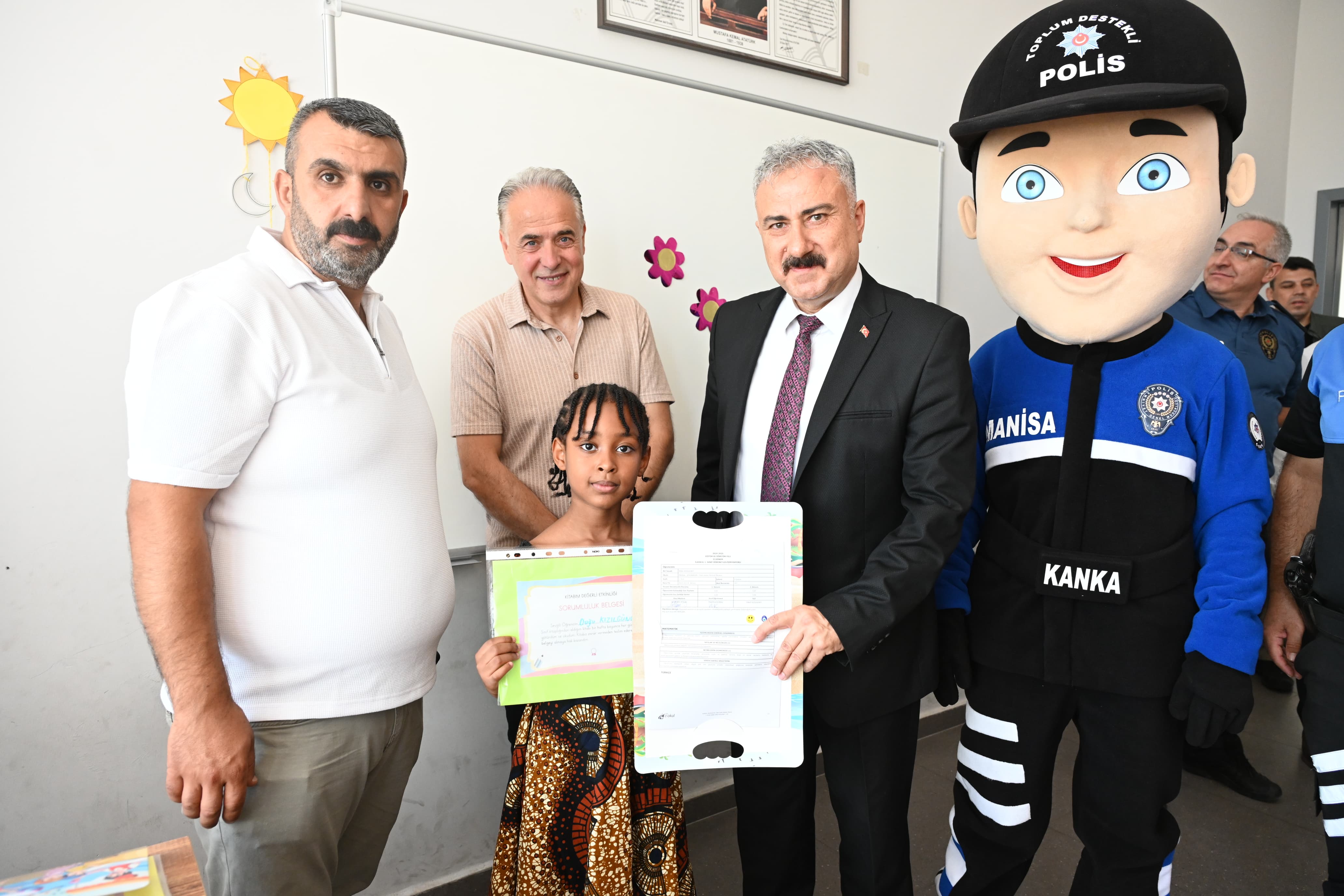 Emniyet Müdürü Aktaş, öğrencilerin karne sevincine ortak oldu