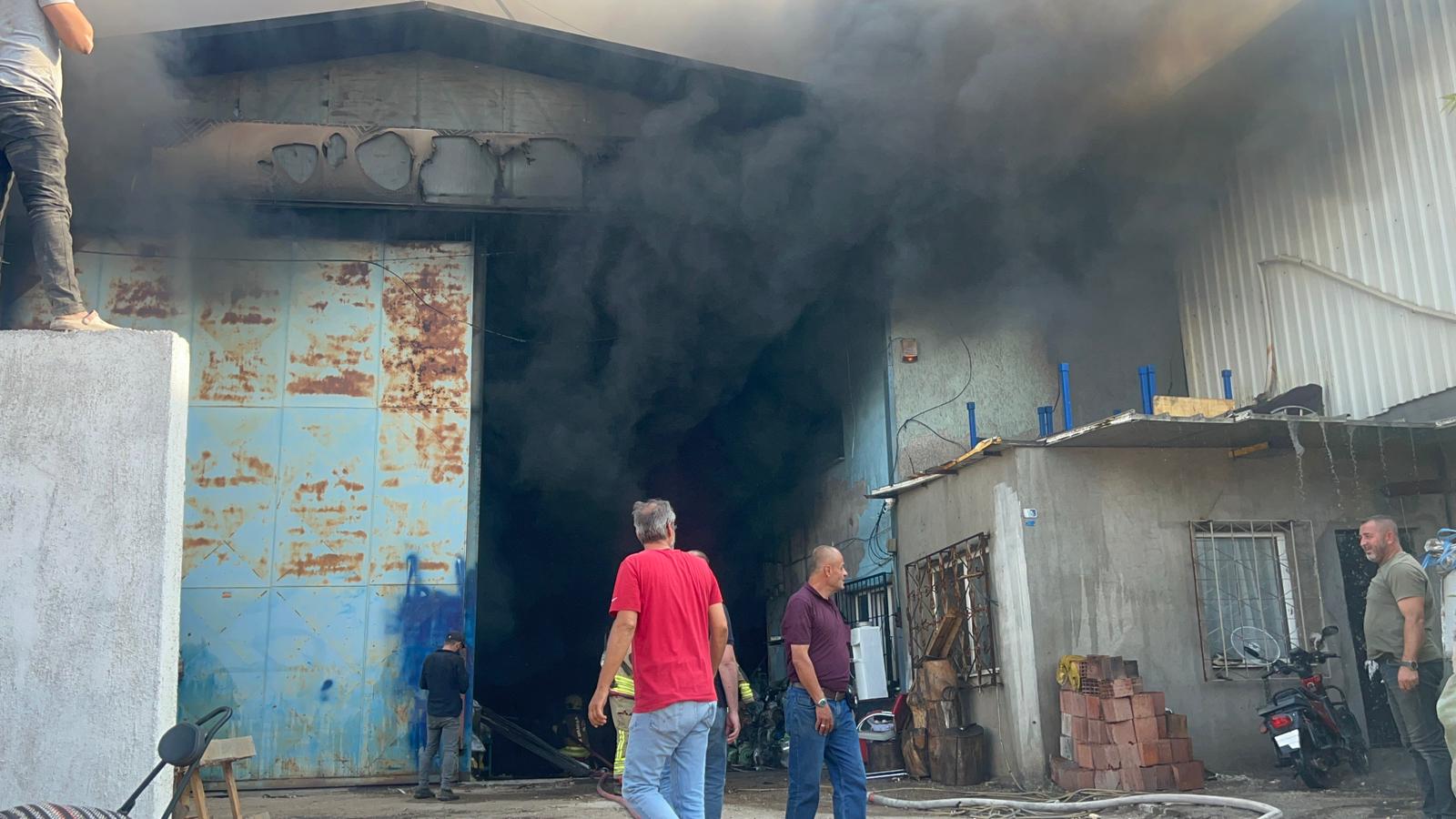 Turgutlu'da Koşukırı Çarşısı’nda yangın: 2 iş yeri alevlere teslim oldu!