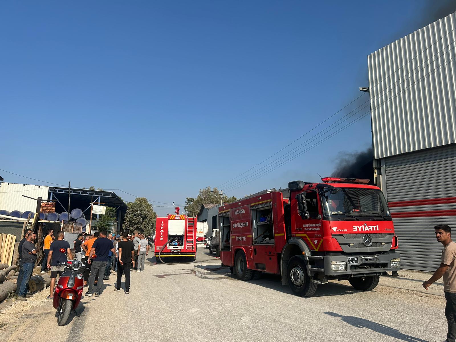 Turgutlu'da Koşukırı Çarşısı’nda yangın: 2 iş yeri alevlere teslim oldu!