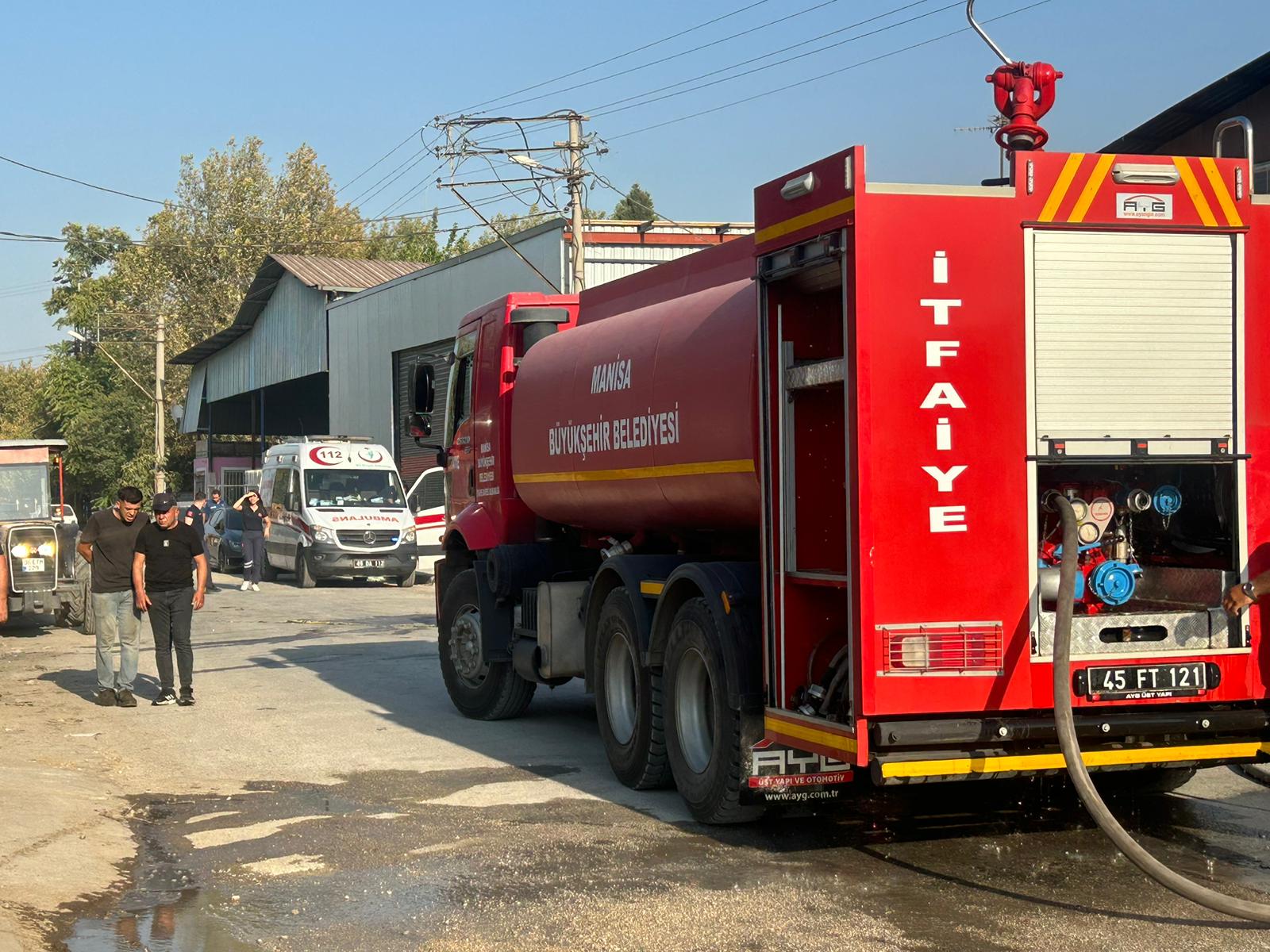 Turgutlu'da Koşukırı Çarşısı’nda yangın: 2 iş yeri alevlere teslim oldu!
