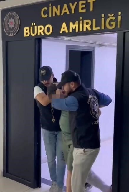 Beraber yaşayan çift evlerinde ölü bulundu! Katil, kadının oğlu çıktı