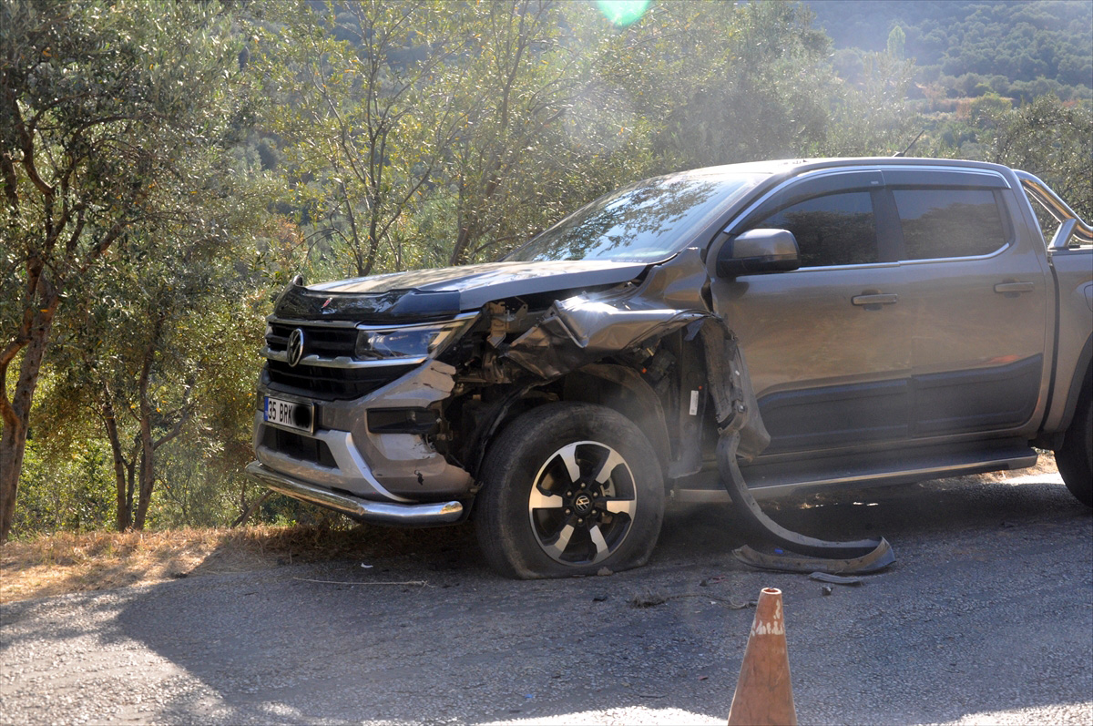 Ödemiş'te pikapla motosiklet çarpıştı: 1 ölü, 1 yaralı