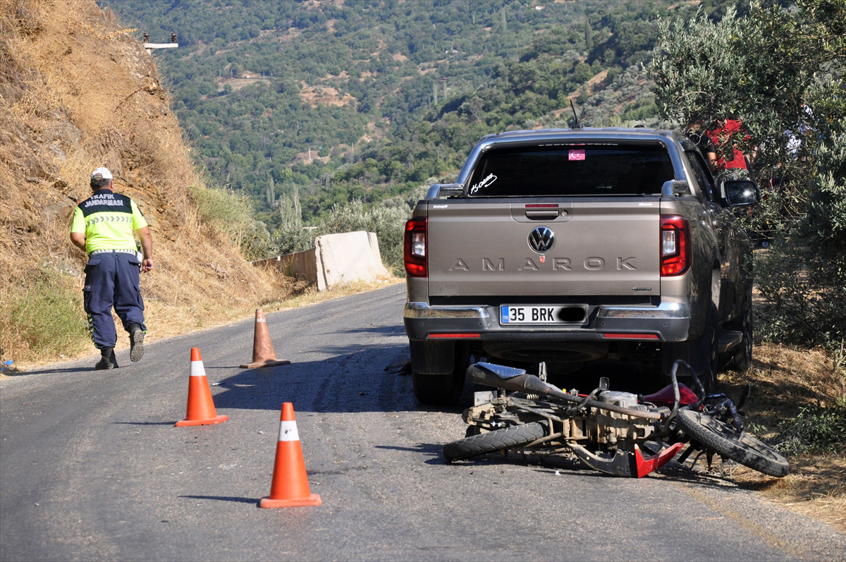 Ödemiş'te pikapla motosiklet çarpıştı: 1 ölü, 1 yaralı