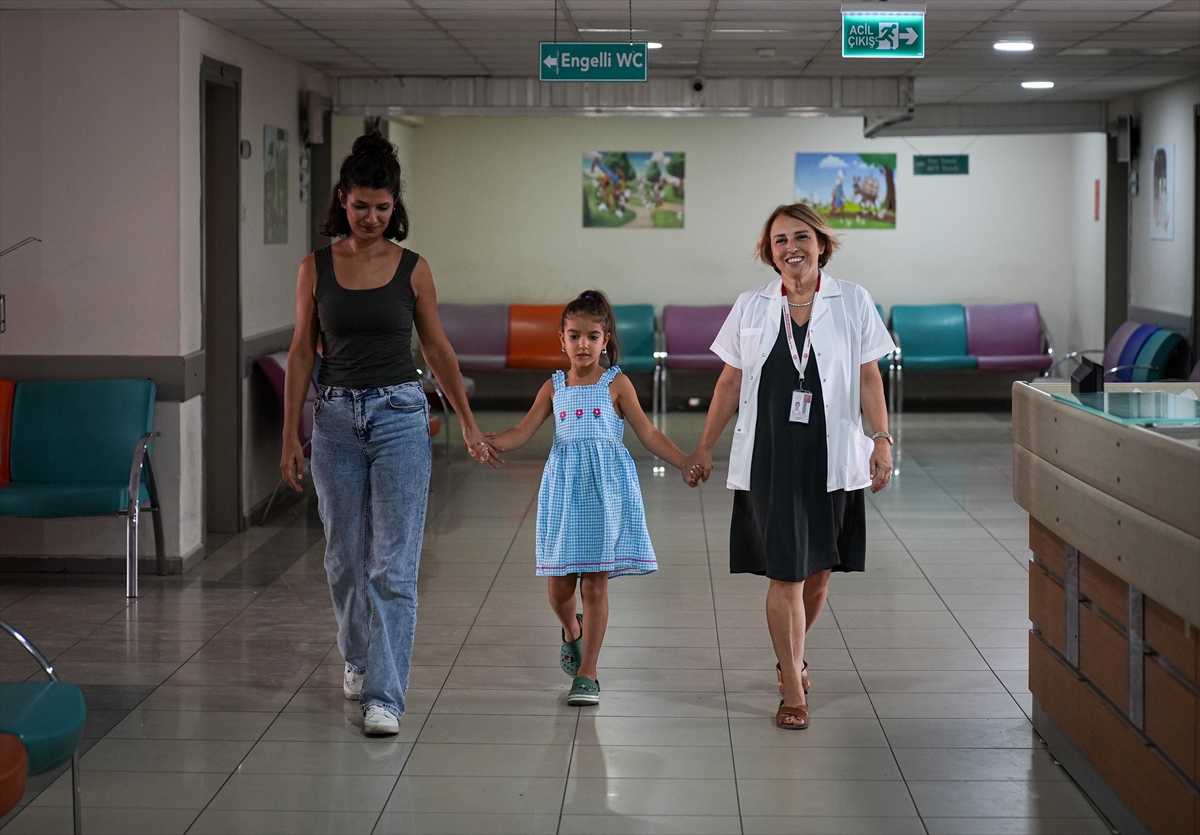 Süt alerjisi olan çocuk, tedavilerin ardından 5 yaşında dondurma yiyebildi