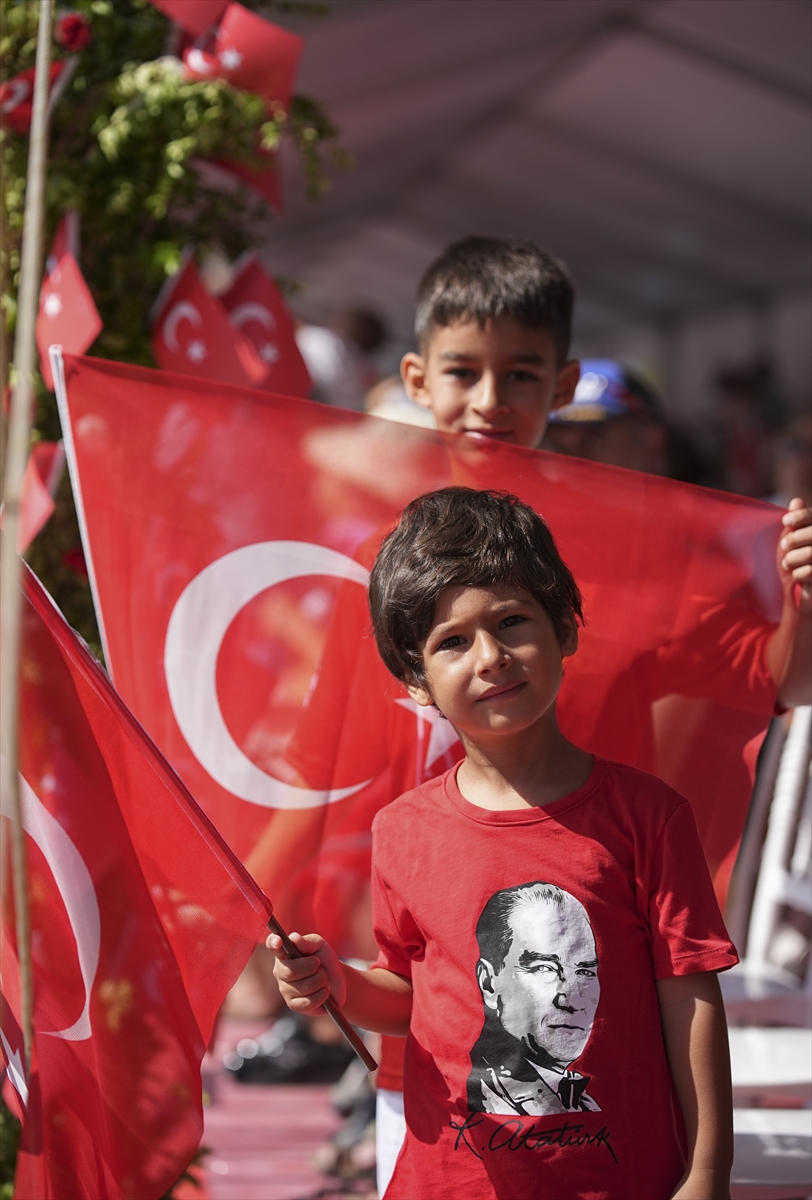 İzmir'de 30 Ağustos coşkusu fotoğraf karelerine yansıdı