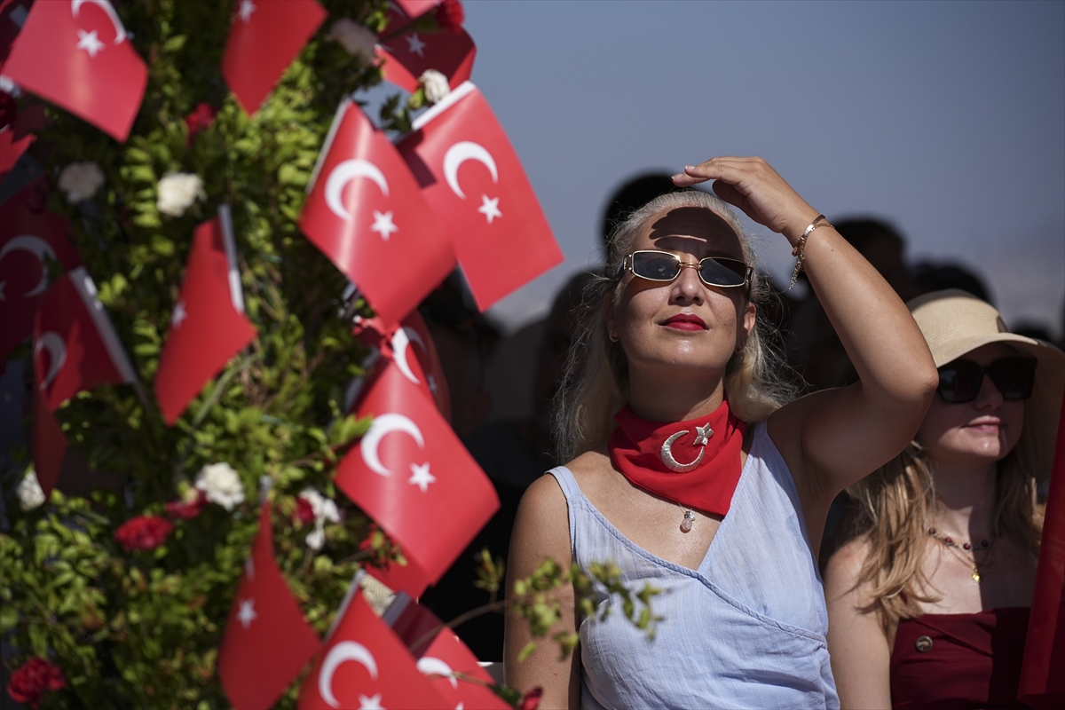 İzmir'de 30 Ağustos coşkusu fotoğraf karelerine yansıdı