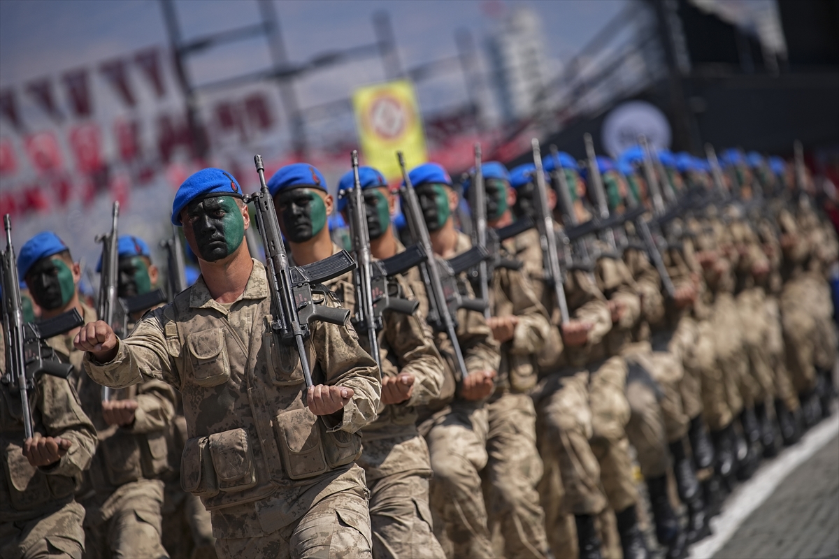 İzmir'de 30 Ağustos coşkusu fotoğraf karelerine yansıdı
