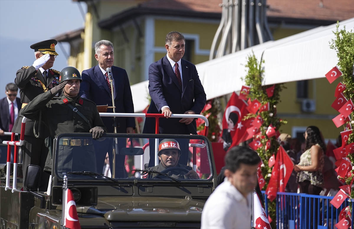İzmir'de 30 Ağustos coşkusu fotoğraf karelerine yansıdı