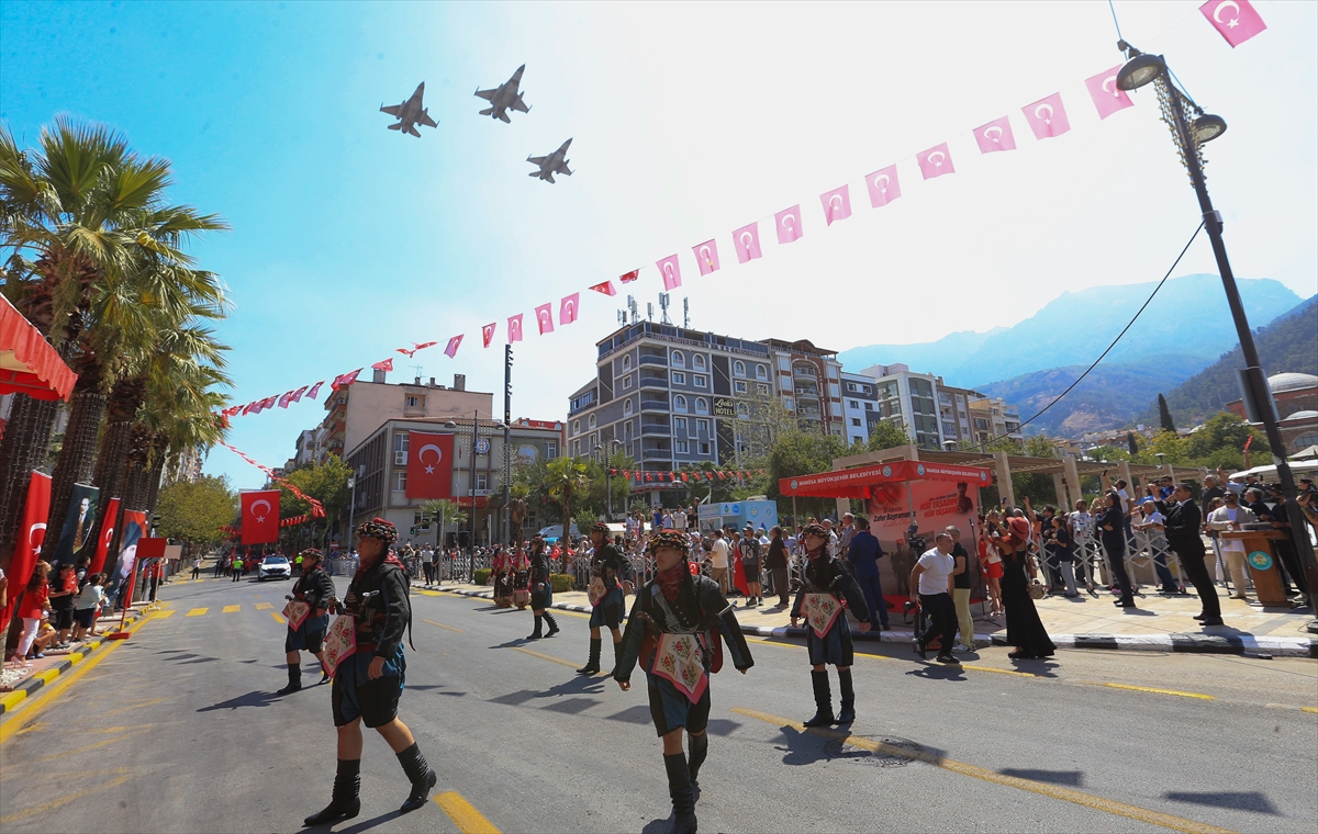 Manisa'da gökte savaş uçakları yerde komandolar şov yaptı