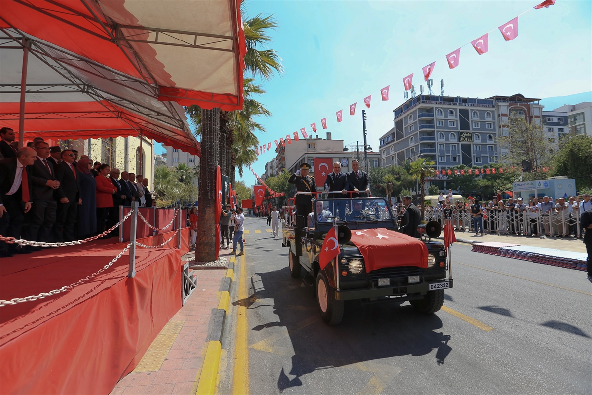 Manisa'da gökte savaş uçakları yerde komandolar şov yaptı