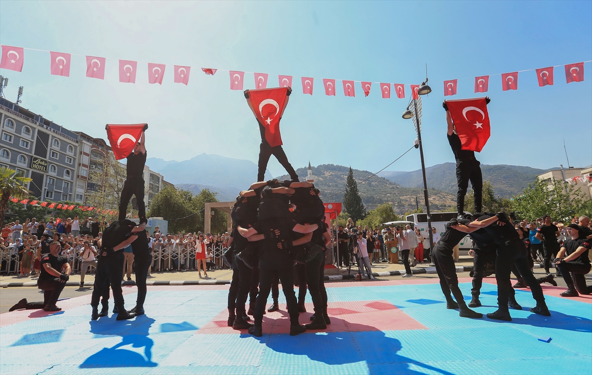 Manisa'da gökte savaş uçakları yerde komandolar şov yaptı