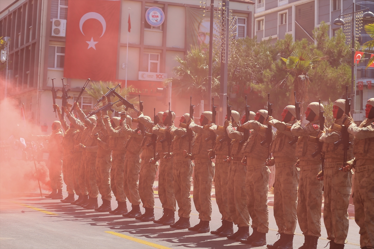 Manisa'da gökte savaş uçakları yerde komandolar şov yaptı