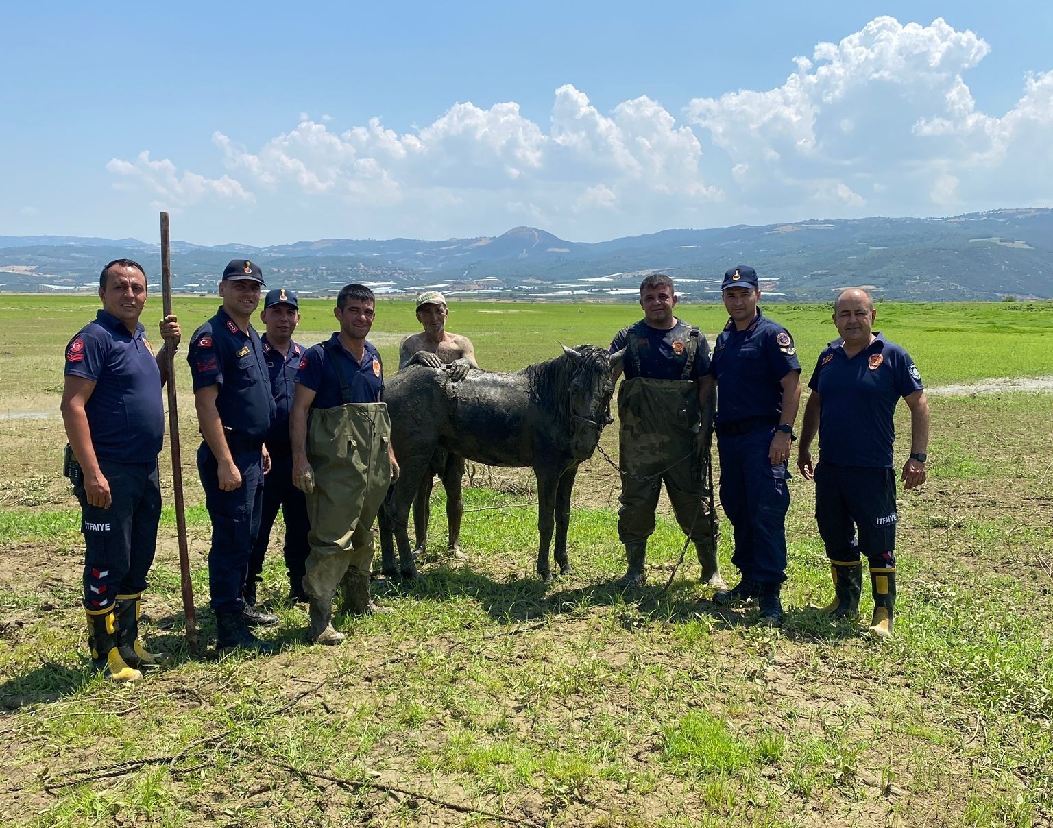 Katırları kurtarmak için kendisi de saplandı: Alaşehir’de nefes kesen kurtarma