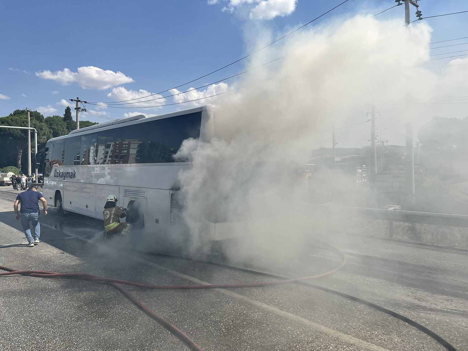 Manisa'da seyir halindeki yolcu otobüsü yandı