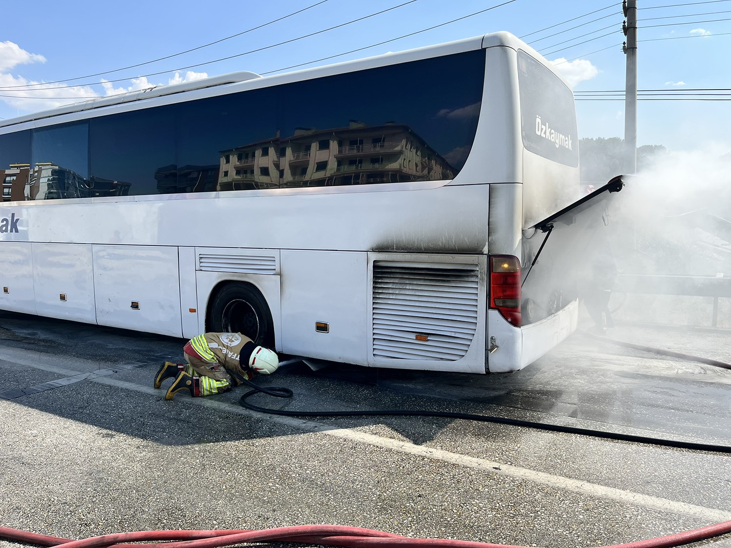 Manisa'da seyir halindeki yolcu otobüsü yandı
