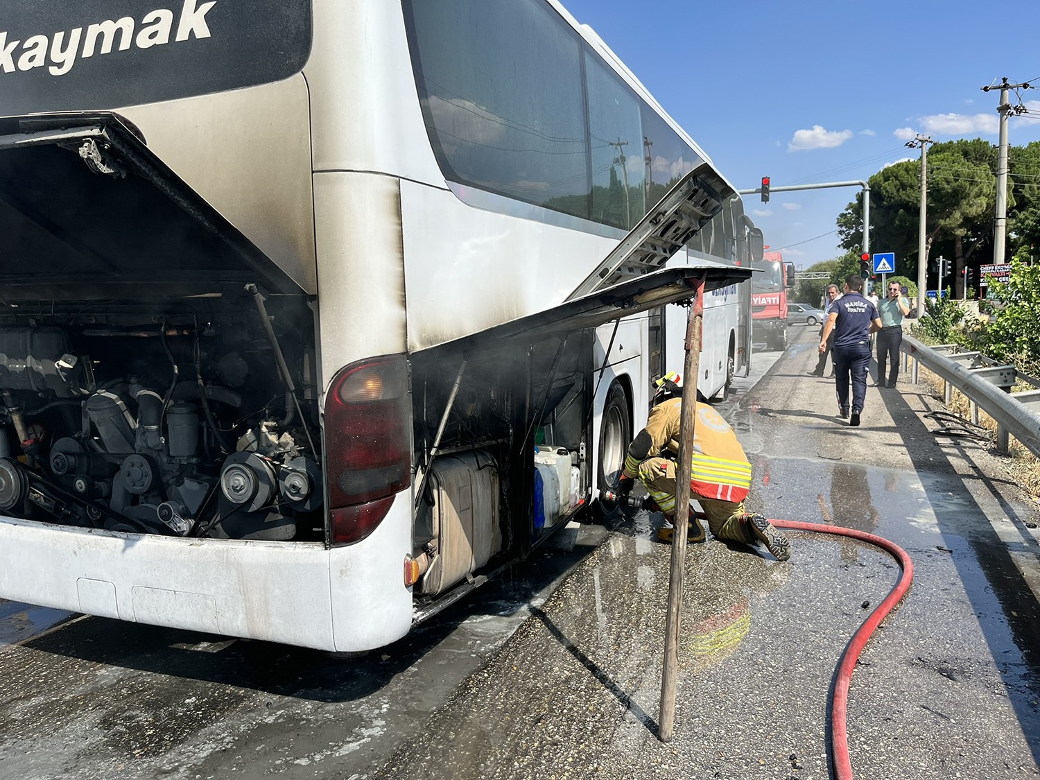Manisa'da seyir halindeki yolcu otobüsü yandı