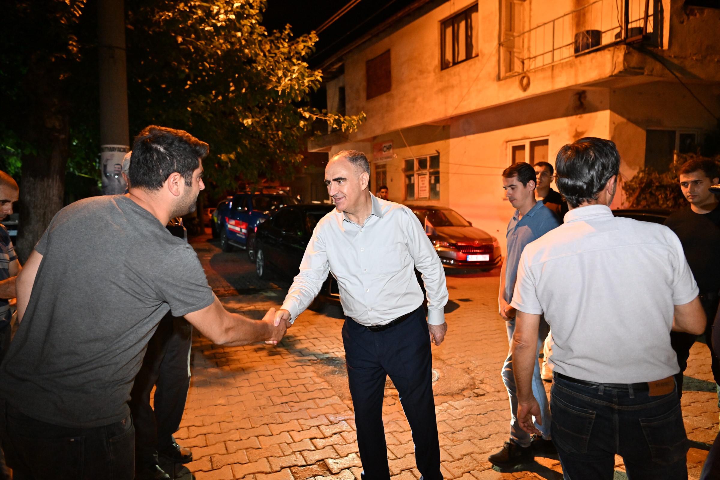 Vali Özkan depremden etkilenen bölgeleri inceledi