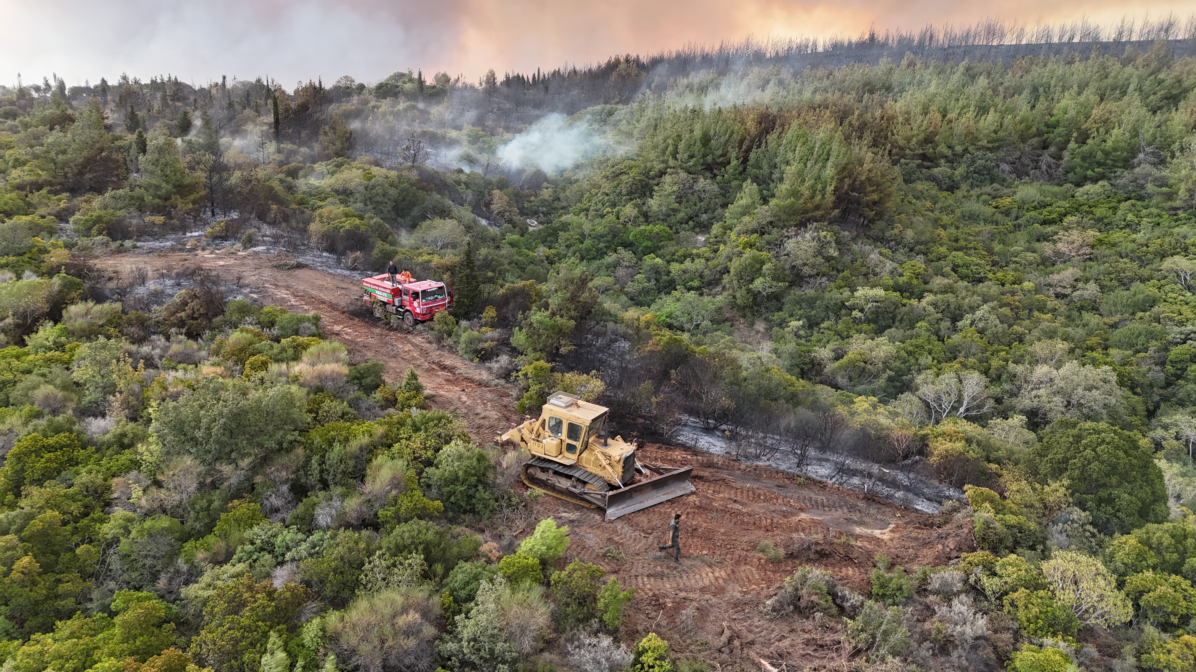 Çanakkale'de yangın sürüyor! Tarihi alana girişler durduruldu...