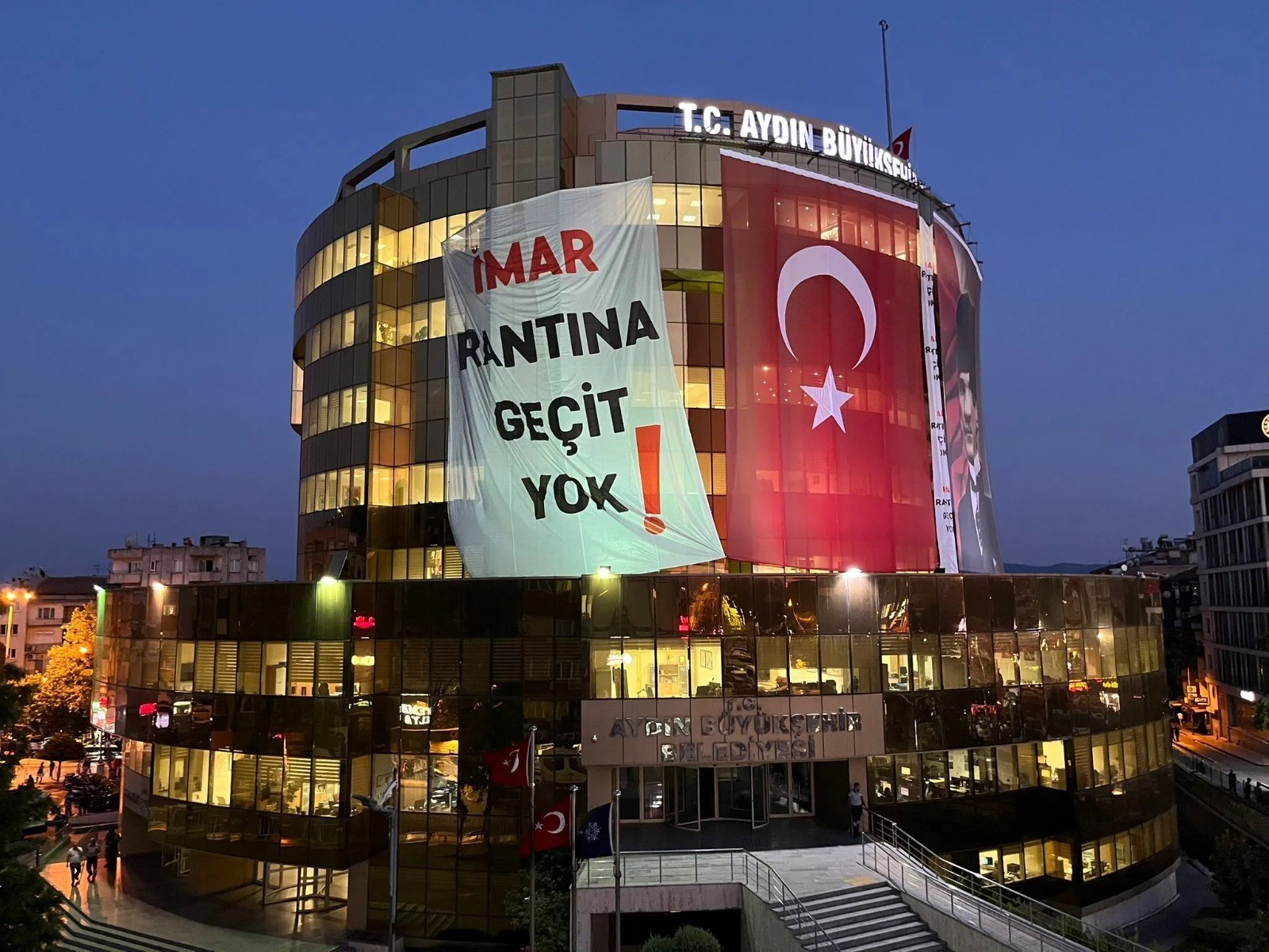 Aydın'da Pankart Savaşları: “344.003 kez haram olsun”