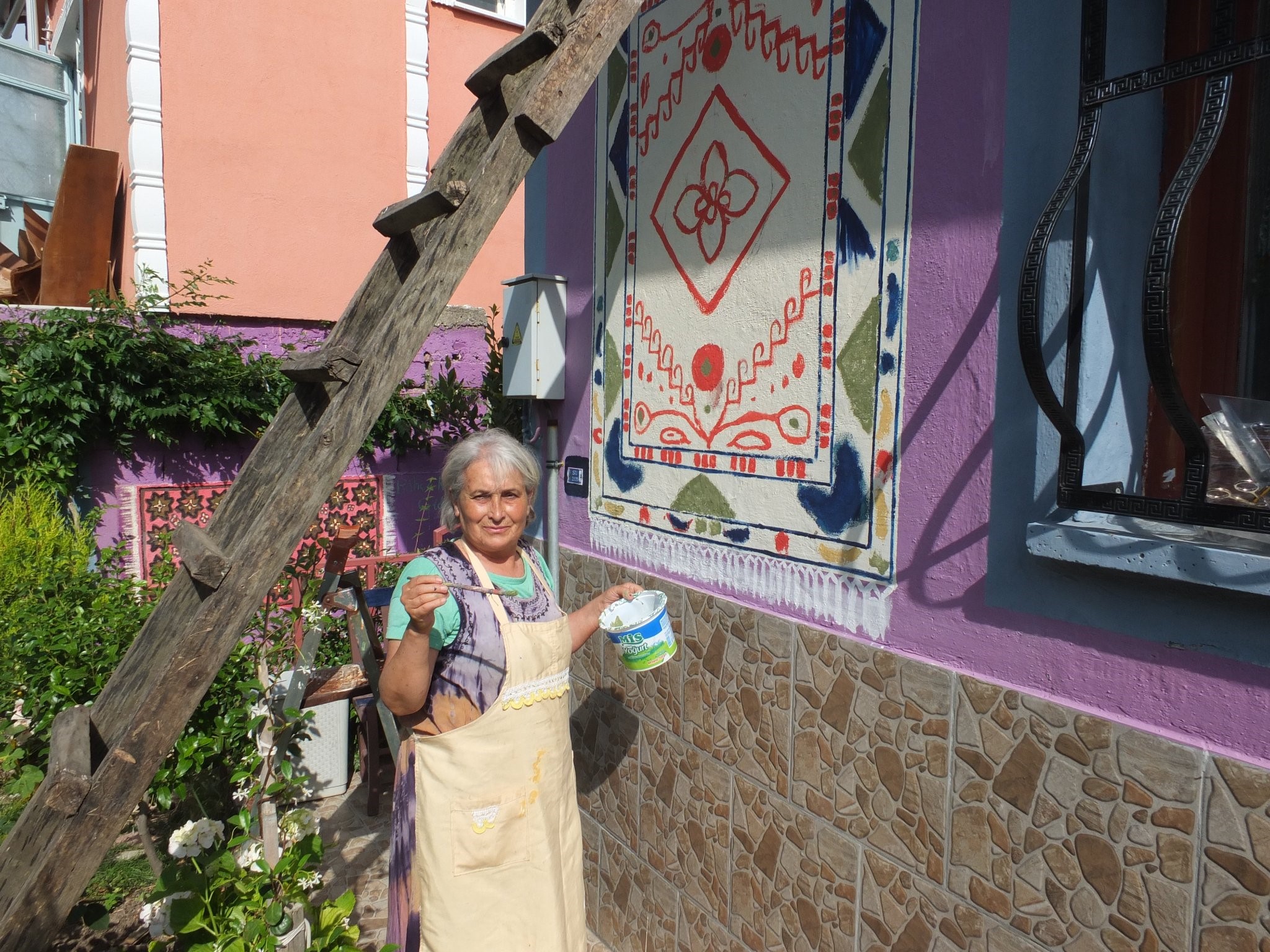Gençliğinde dokuduğu halı motifleri ile evini renklendiriyor