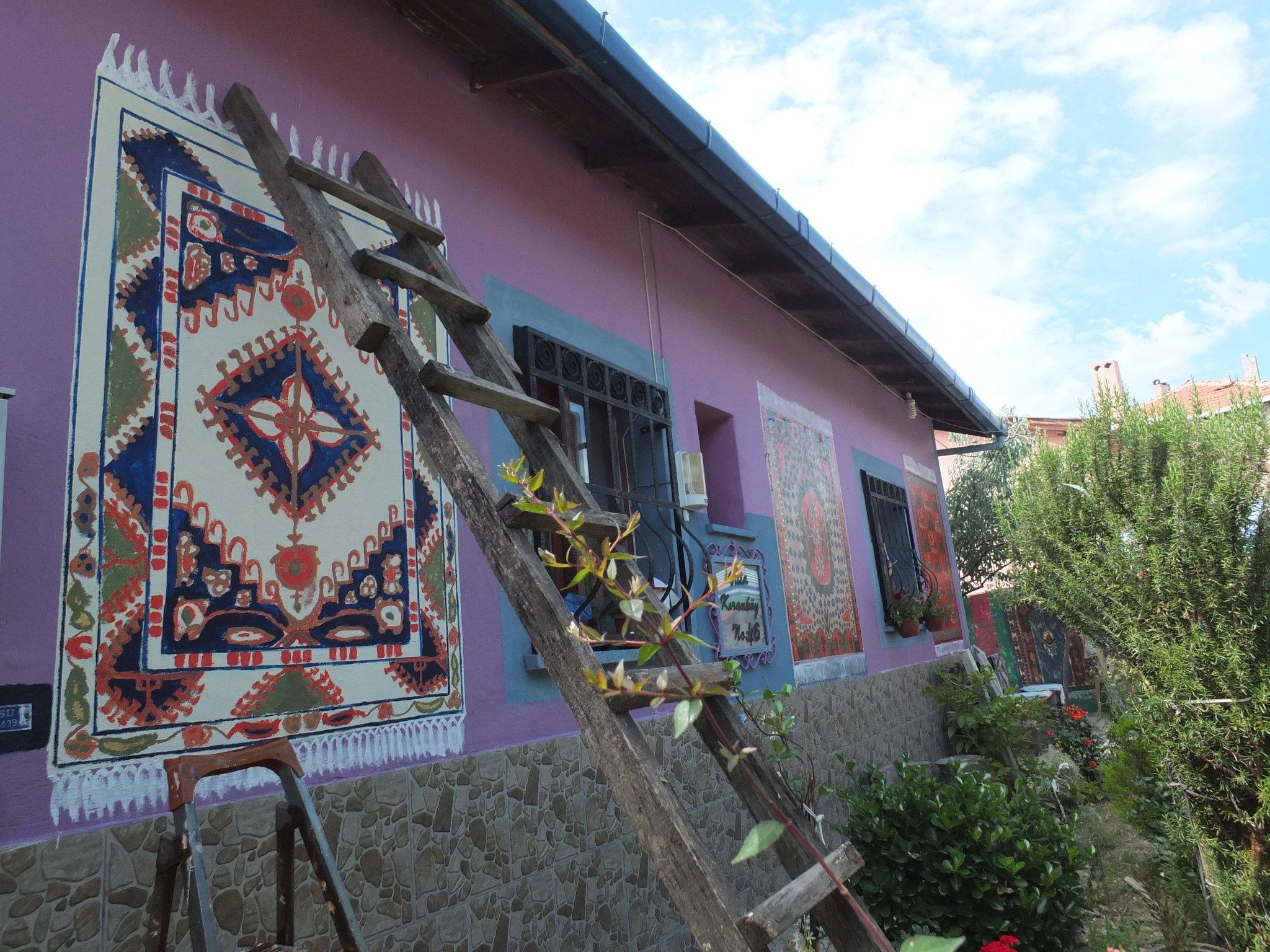 Gençliğinde dokuduğu halı motifleri ile evini renklendiriyor