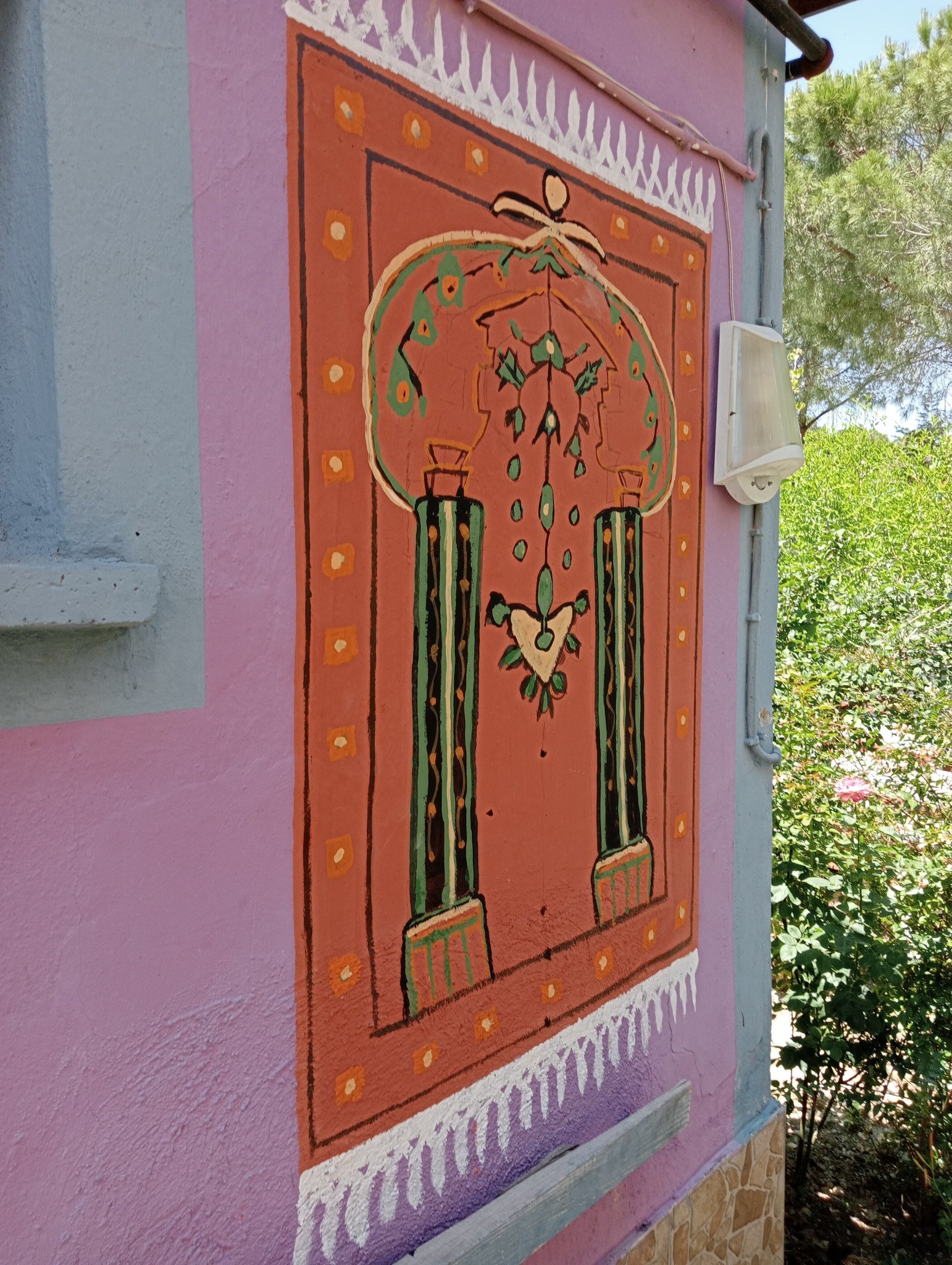 Gençliğinde dokuduğu halı motifleri ile evini renklendiriyor