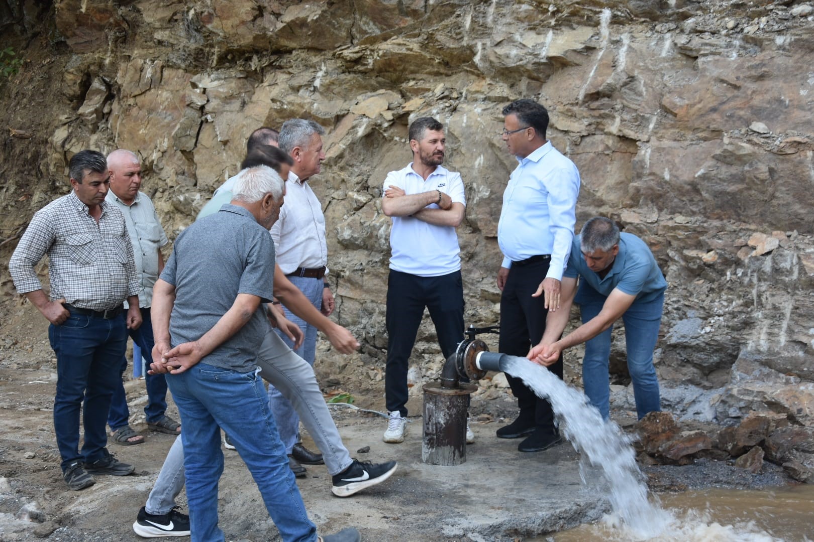 Açılan sondaj kuyusu ile mahalleli suya kavuştu