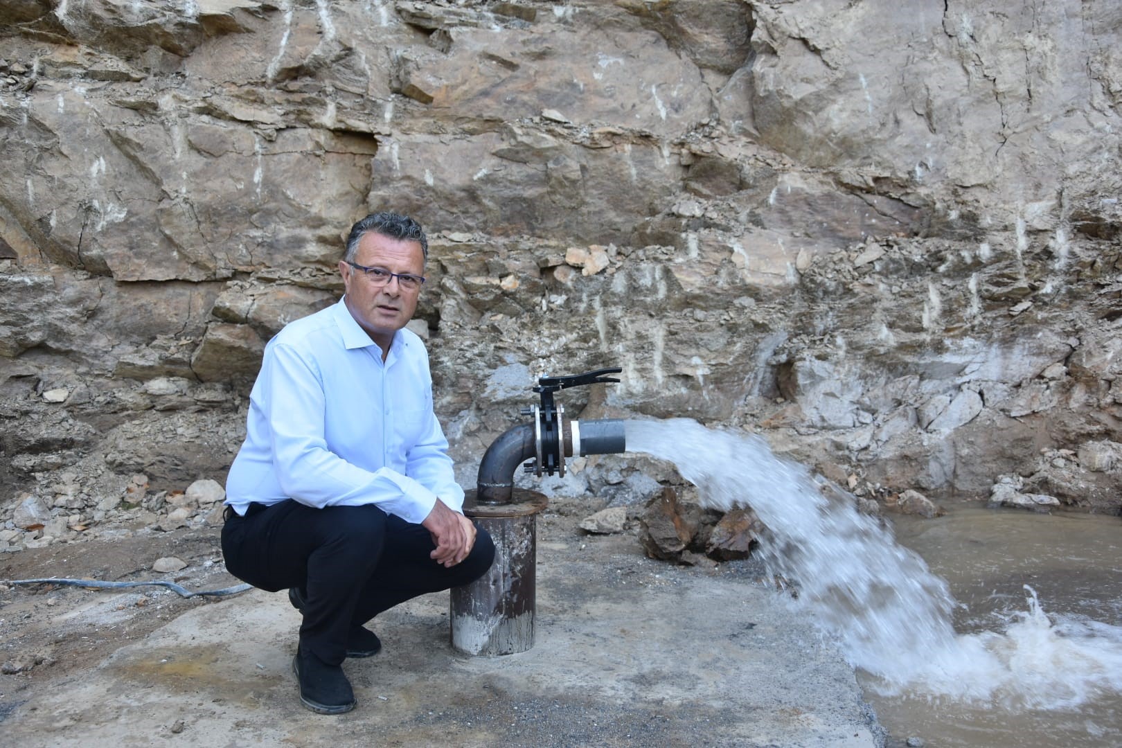 Açılan sondaj kuyusu ile mahalleli suya kavuştu