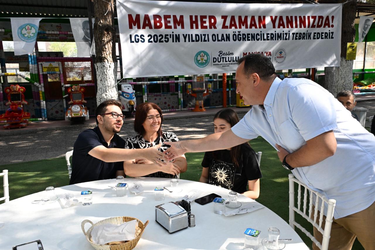 Başkan Dutlulu LGS’de Başarılı Olan Öğrencilerle Kahvaltıda Buluştu