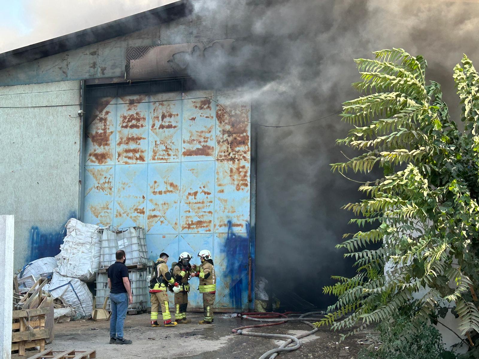 Turgutlu'da Koşukırı Çarşısı’nda yangın: 2 iş yeri alevlere teslim oldu!