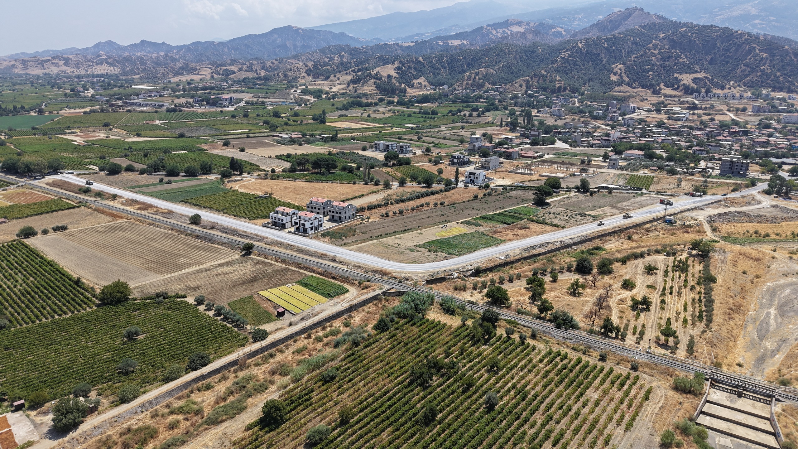 Manisa’da vatandaşın arazisinden geçen yol, gereken yere taşındı