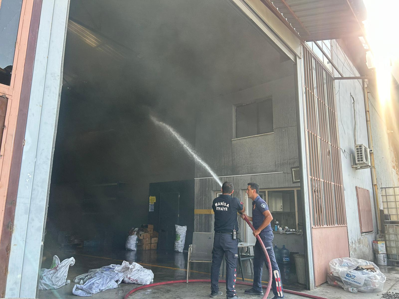 Turgutlu'da Koşukırı Çarşısı’nda yangın: 2 iş yeri alevlere teslim oldu!