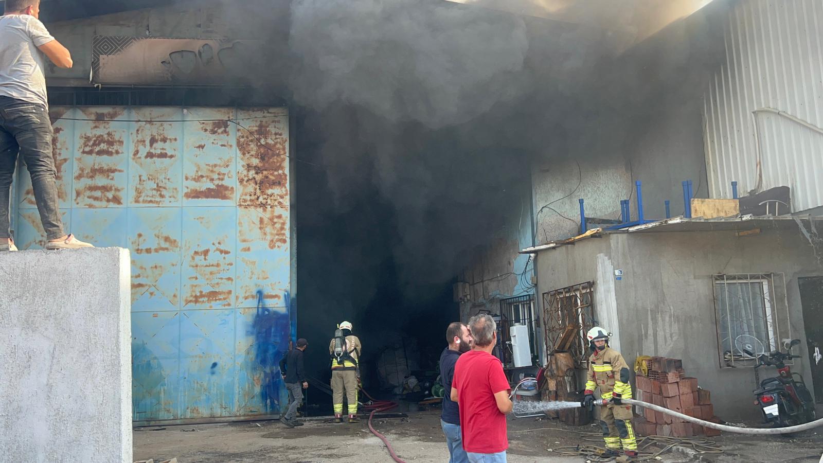 Turgutlu'da Koşukırı Çarşısı’nda yangın: 2 iş yeri alevlere teslim oldu!