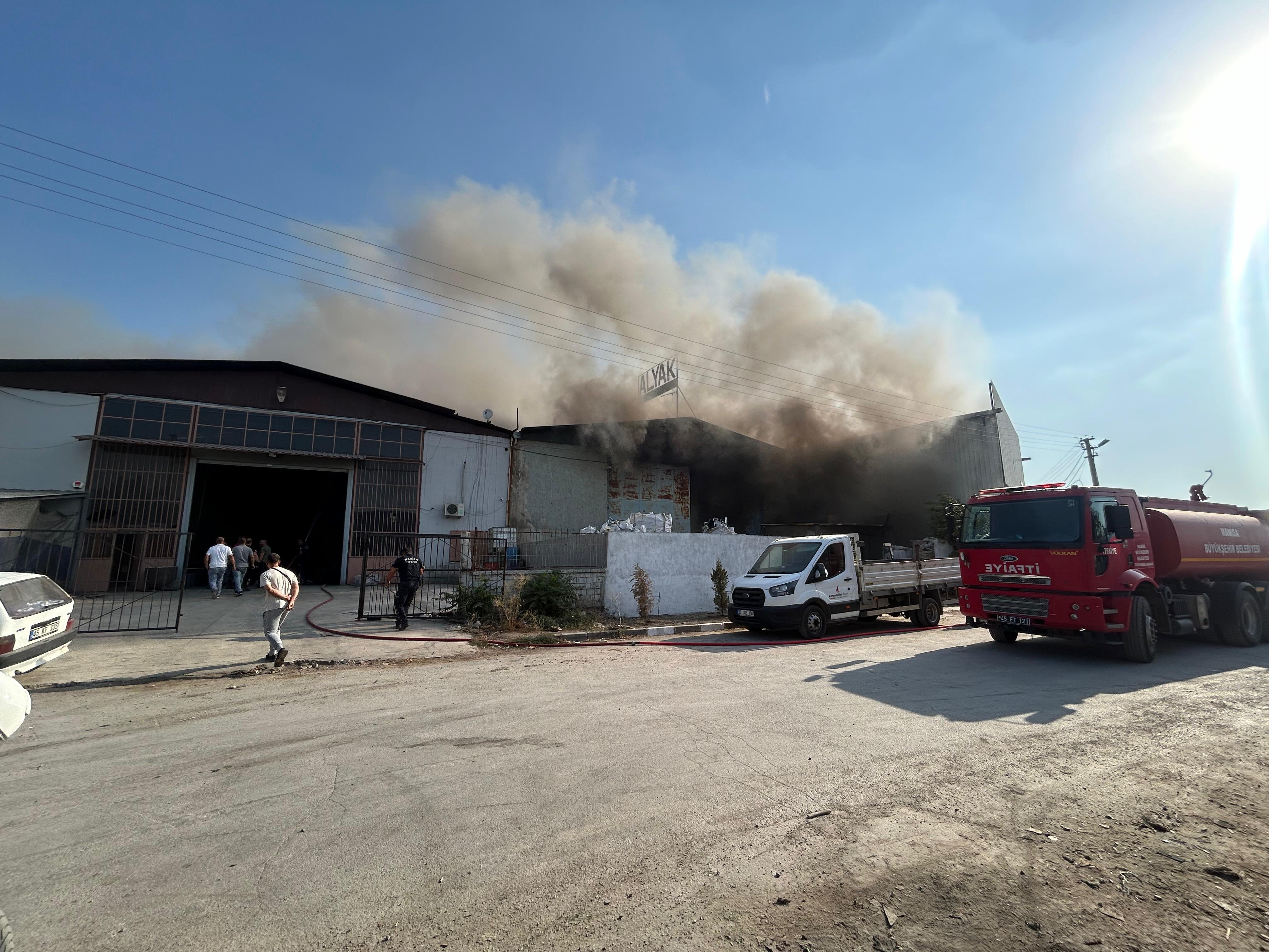 Turgutlu'da Koşukırı Çarşısı’nda yangın: 2 iş yeri alevlere teslim oldu!