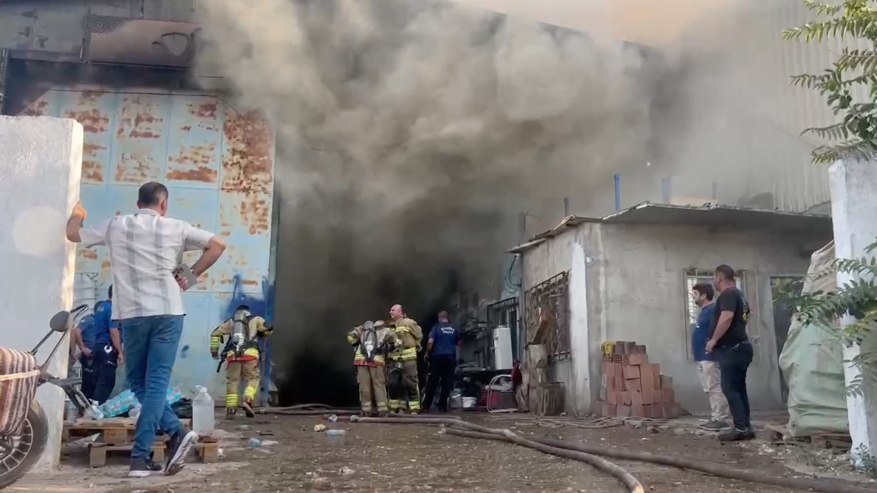 Turgutlu'da Koşukırı Çarşısı’nda yangın: 2 iş yeri alevlere teslim oldu!