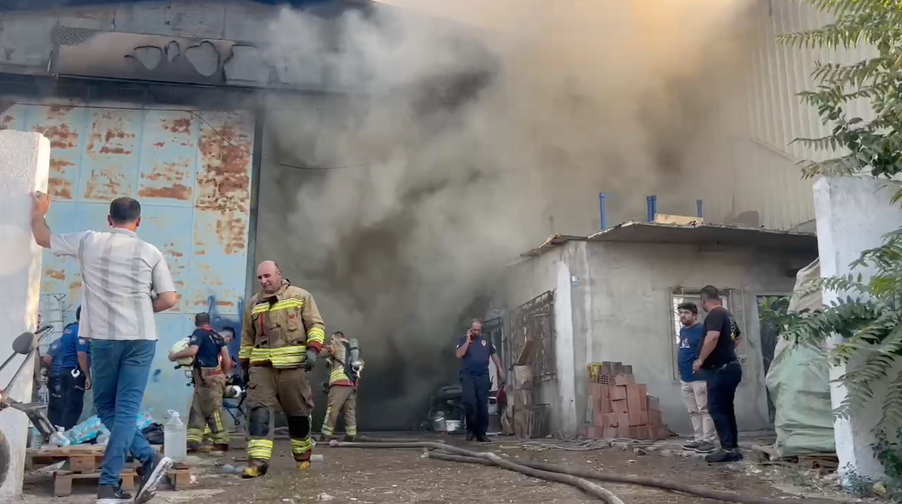 Turgutlu'da Koşukırı Çarşısı’nda yangın: 2 iş yeri alevlere teslim oldu!