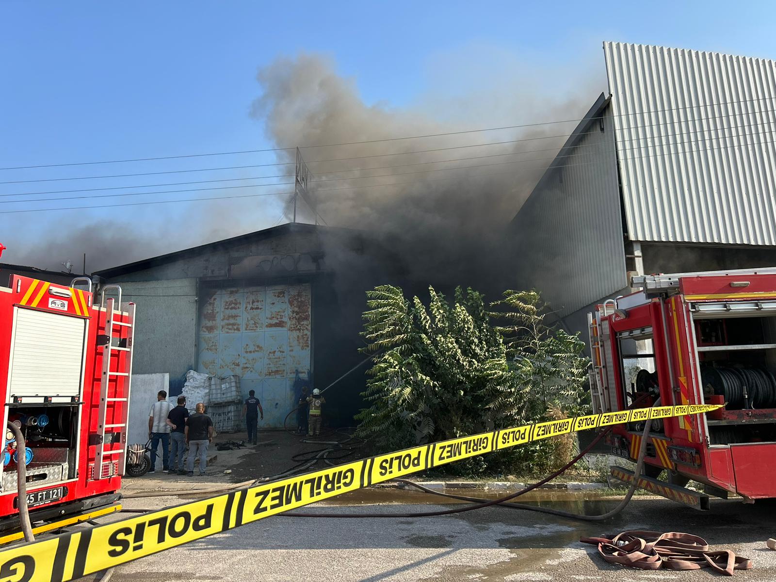Turgutlu'da Koşukırı Çarşısı’nda yangın: 2 iş yeri alevlere teslim oldu!
