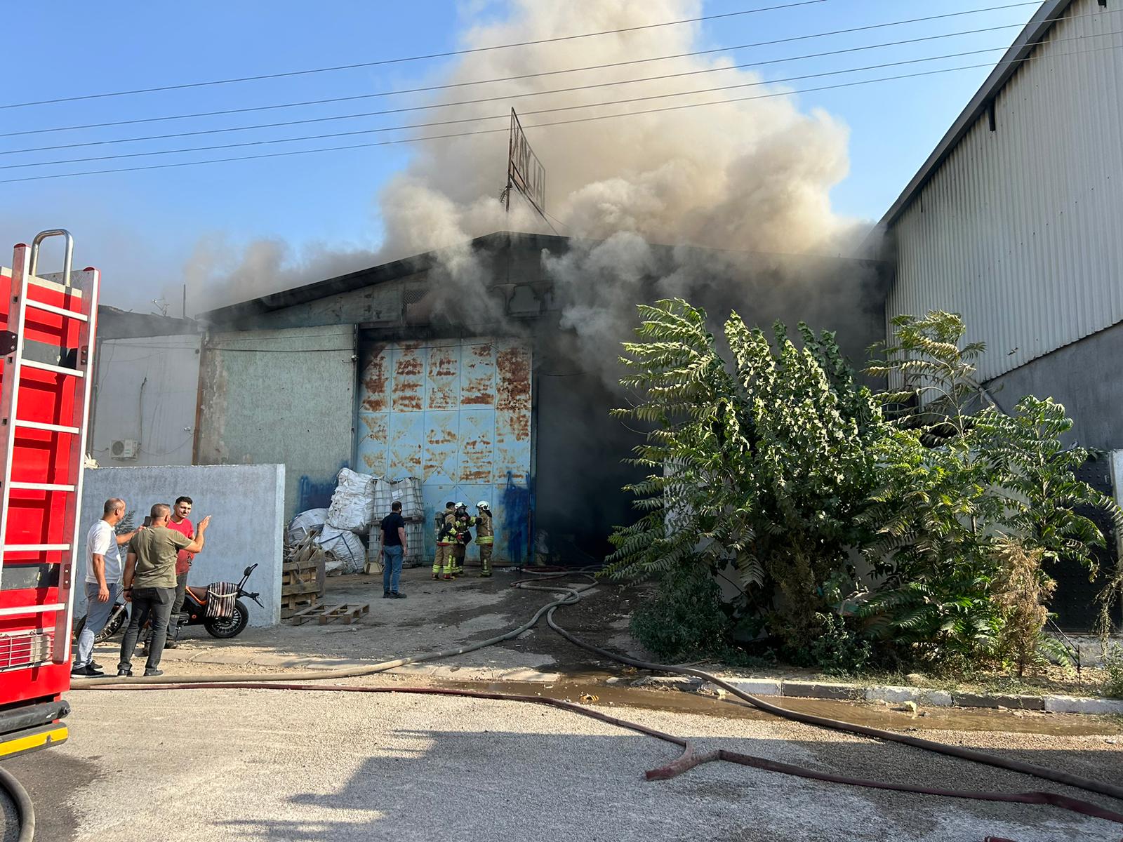 Turgutlu'da Koşukırı Çarşısı’nda yangın: 2 iş yeri alevlere teslim oldu!
