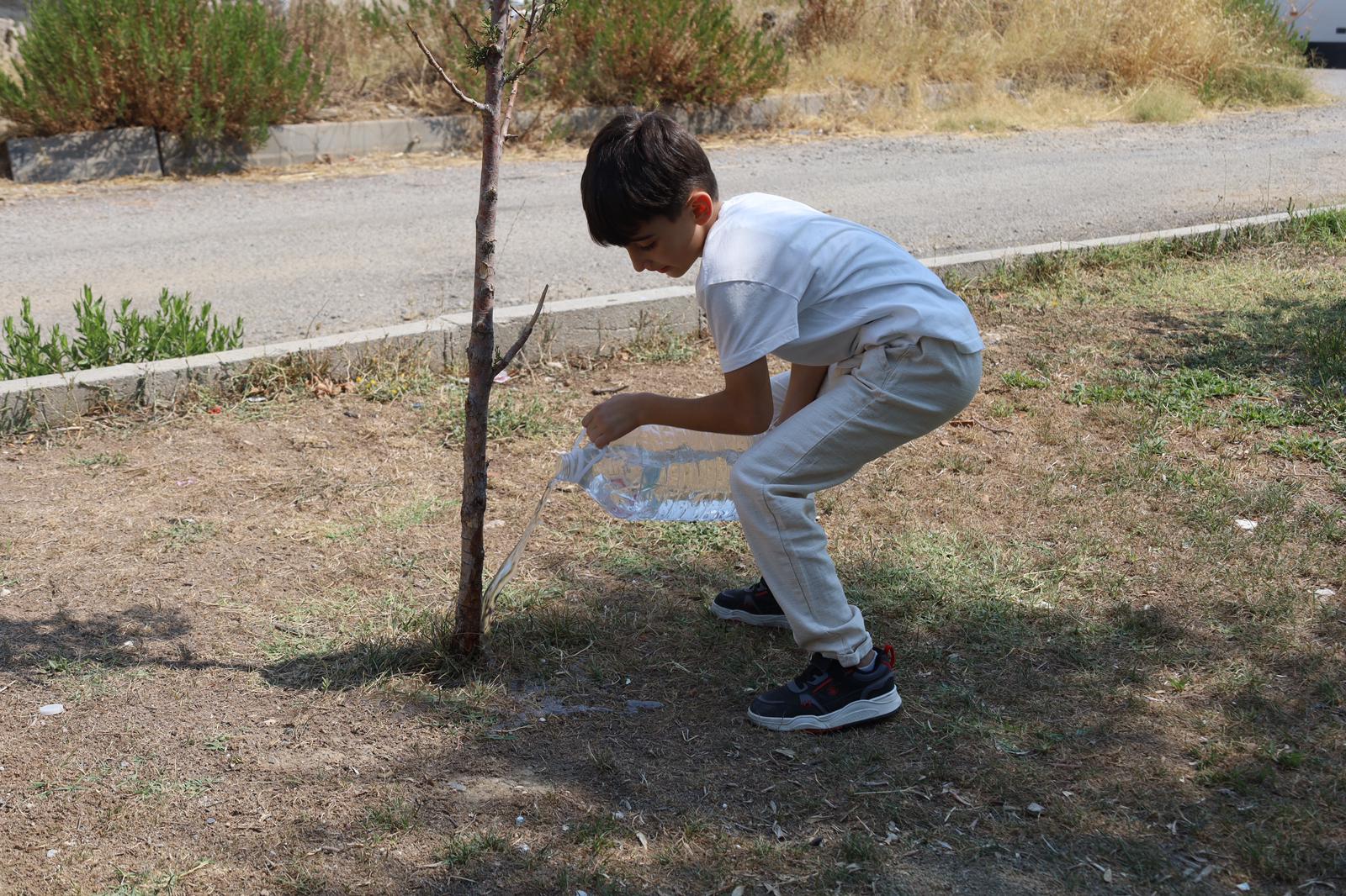 Turgutlulu 8 Yaşındaki Ertuğrul, "Takipçim Kadar Ağaç Suluyorum" Diyerek Farkındalık Yarattı