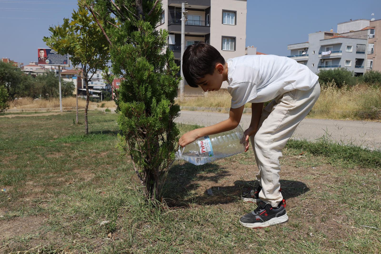 Turgutlulu 8 Yaşındaki Ertuğrul, "Takipçim Kadar Ağaç Suluyorum" Diyerek Farkındalık Yarattı