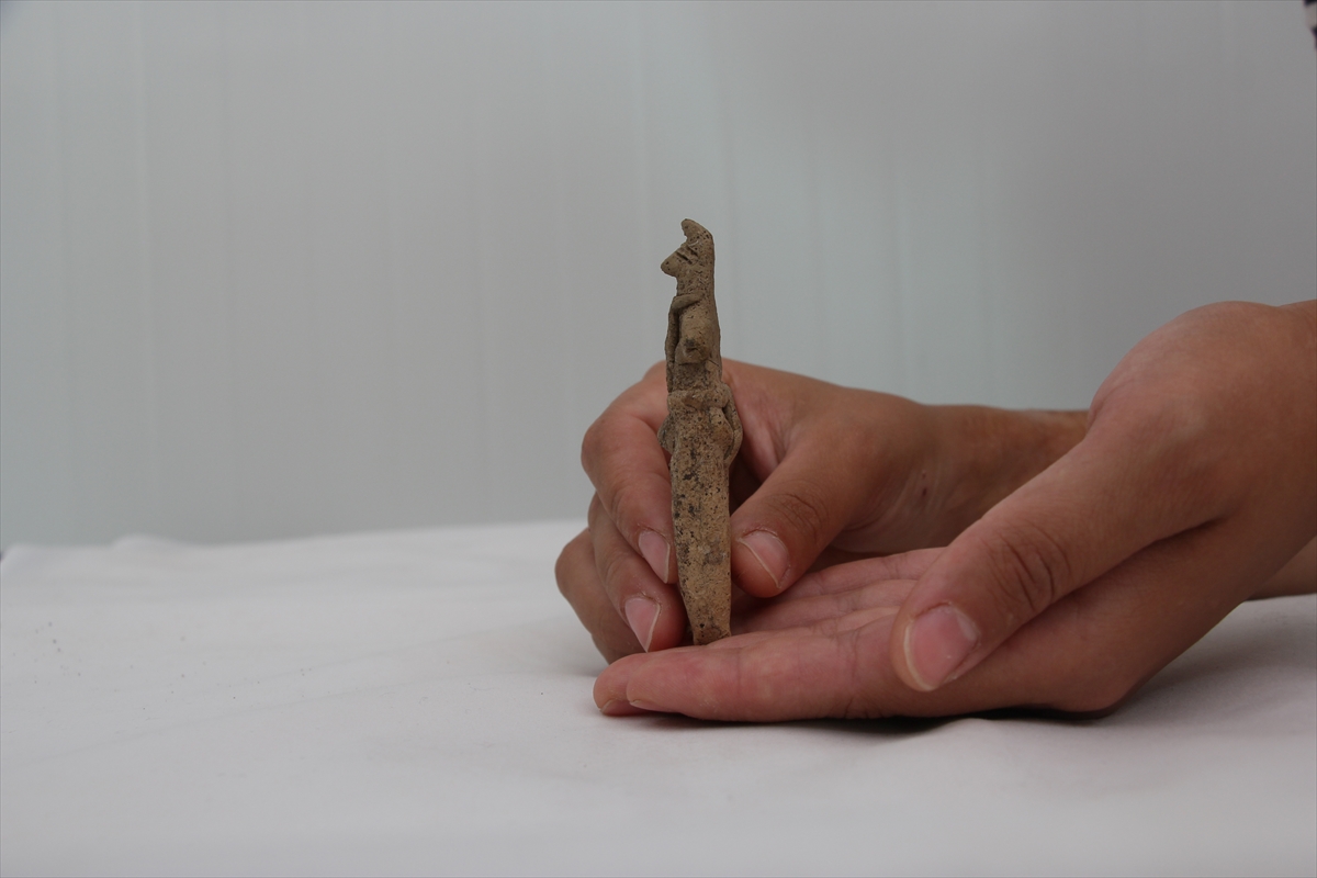İzmir’in İlk Yerleşiminde Tilki Postlu Erkek Figürü Bulundu