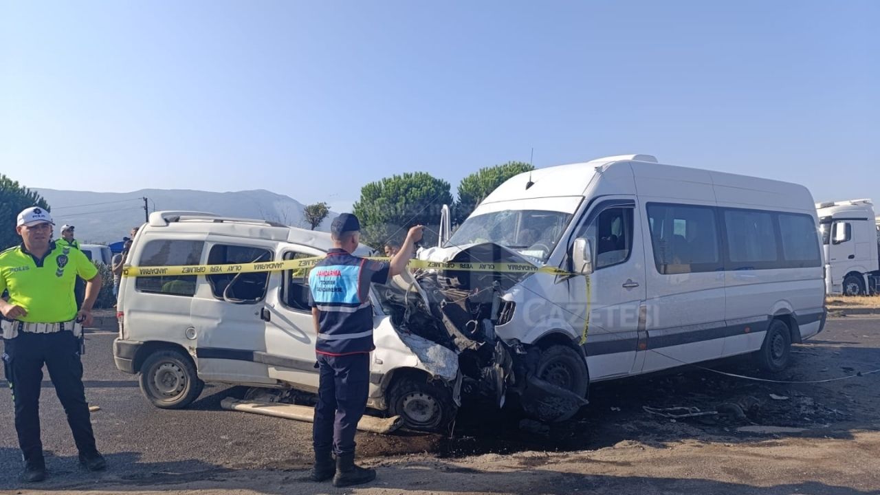 Kemalpaşa’da feci kaza: 1 ölü, 13 yaralı