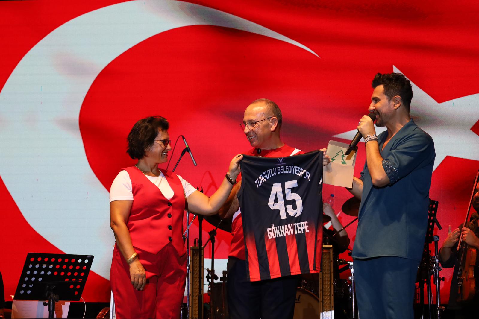 Turgutlu'da 30 Ağustos Coşkusu Gökhan Tepe Konseriyle Taçlandı