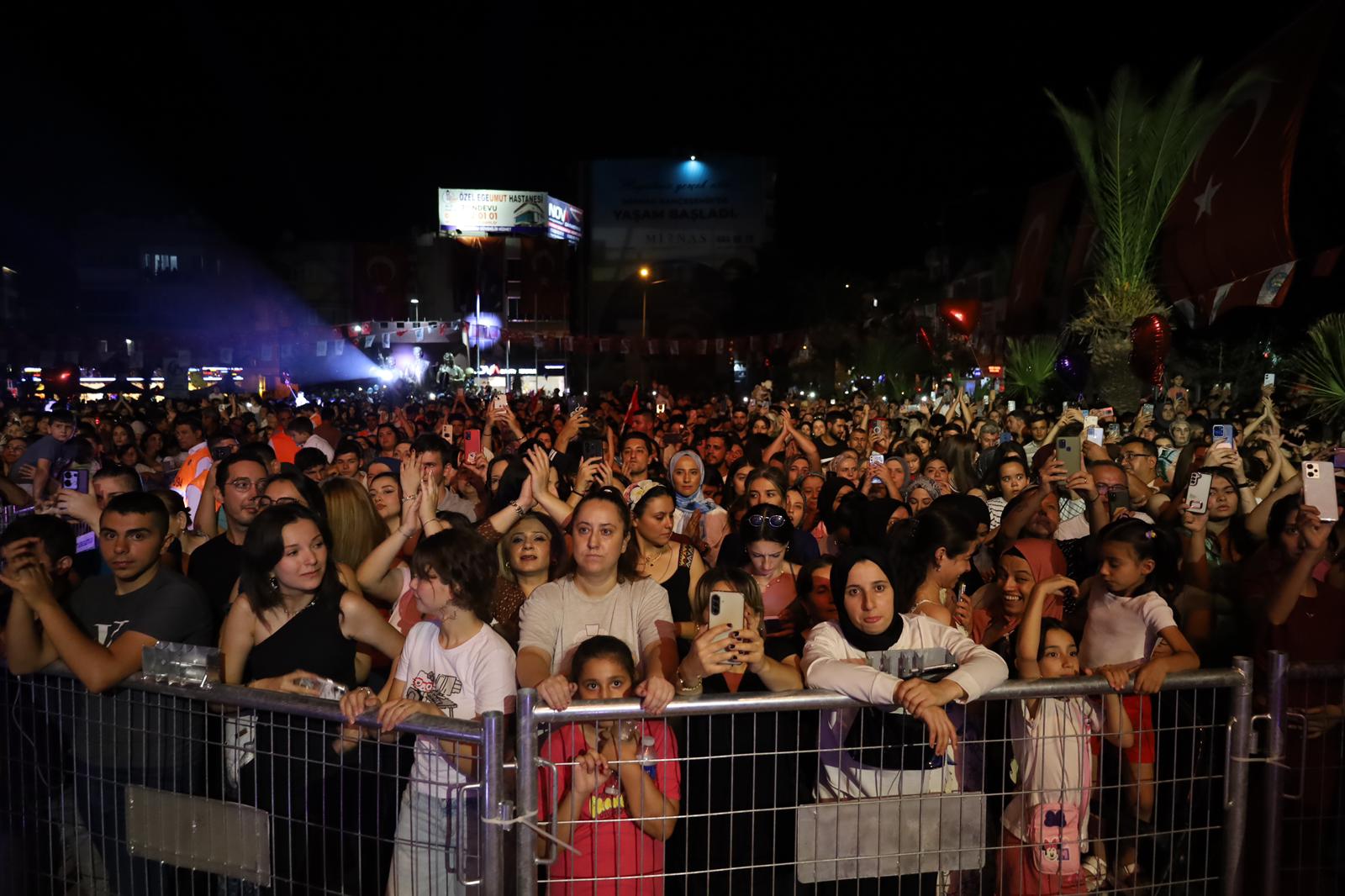 Turgutlu'da 30 Ağustos Coşkusu Gökhan Tepe Konseriyle Taçlandı