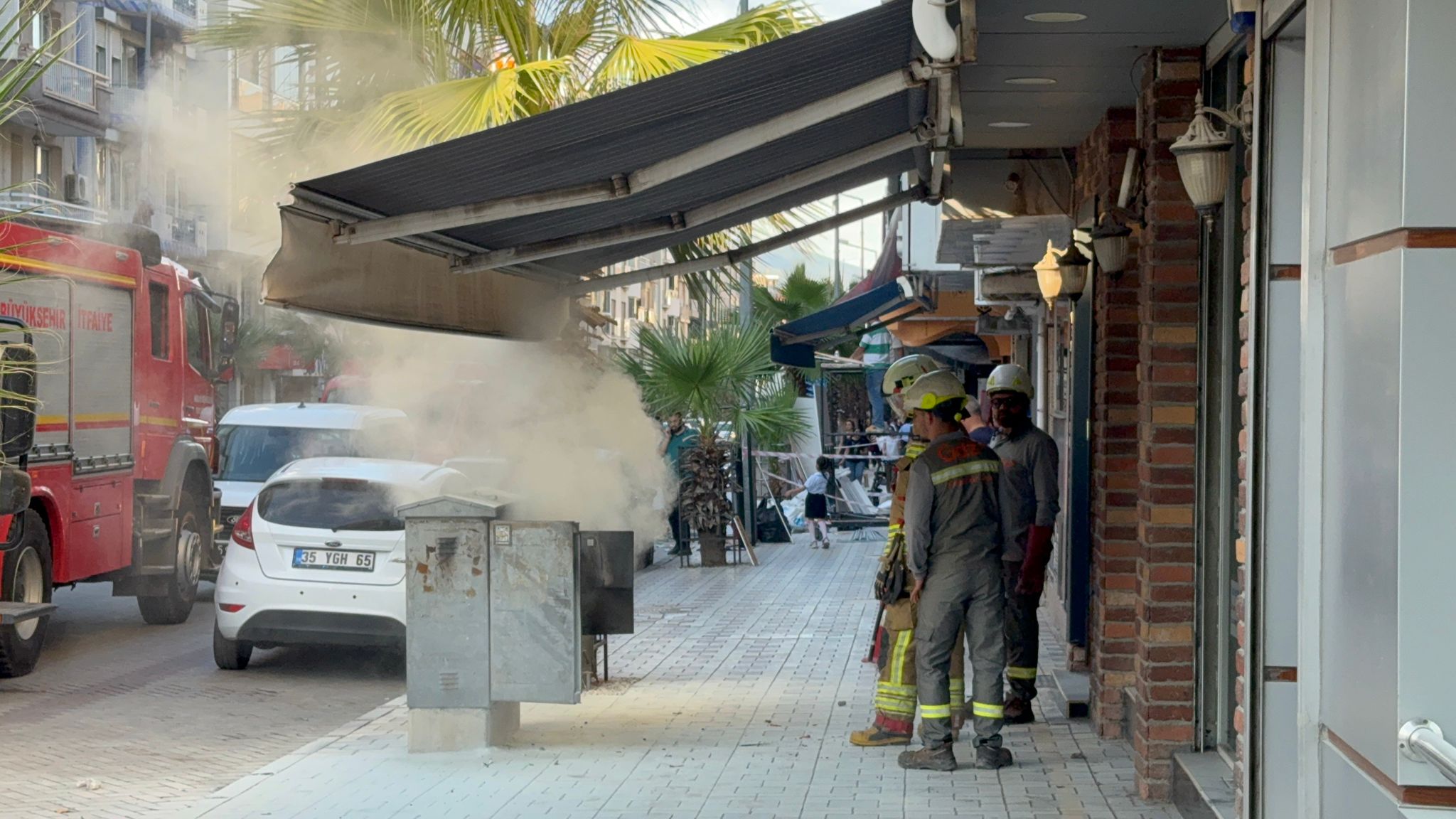 Atatürk Bulvarı’nda trafo bomba gibi patladı!
