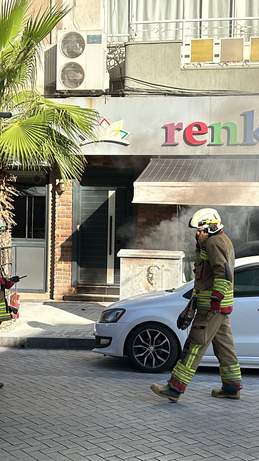 Atatürk Bulvarı’nda trafo bomba gibi patladı!