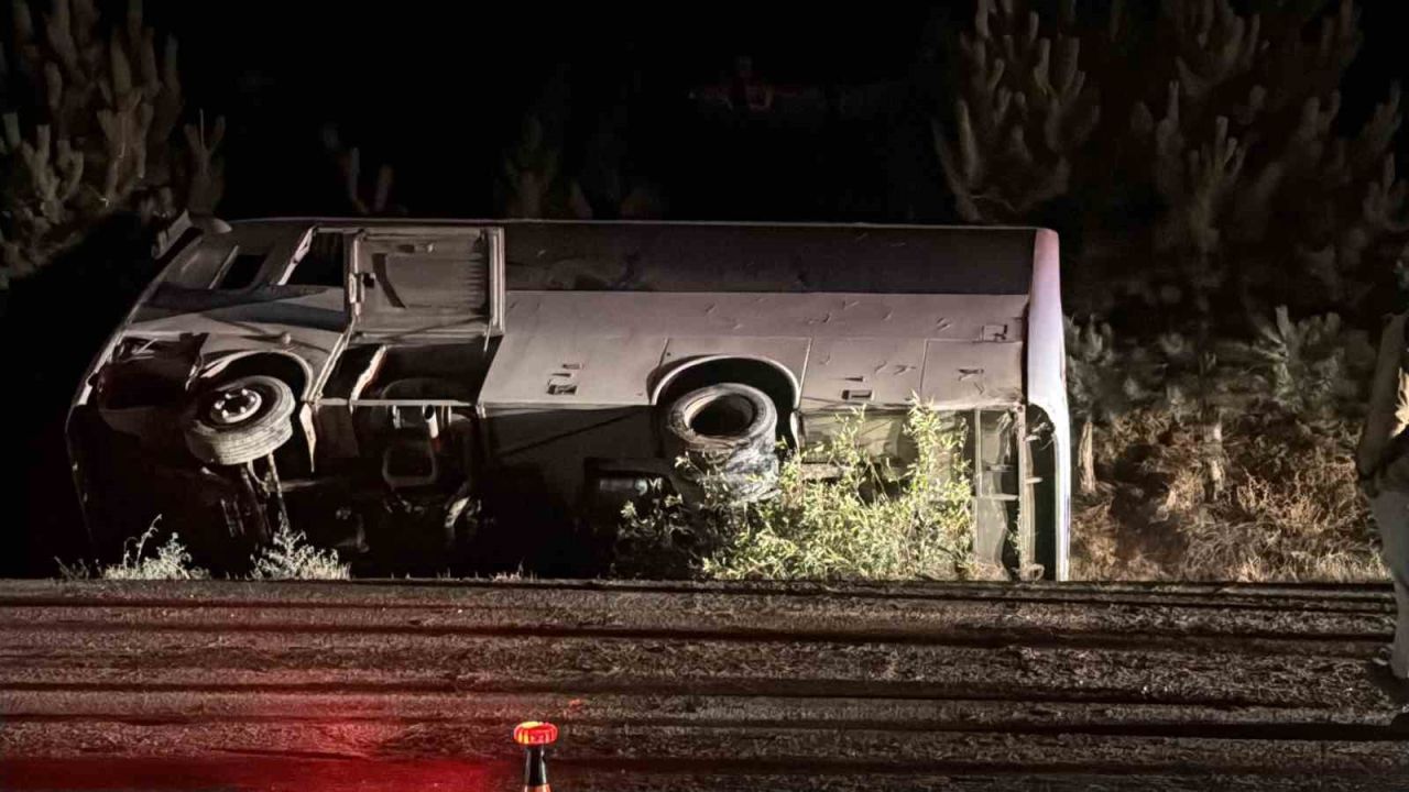 Ege'de feci kaza midibüs devrildi: 12 yaralı!