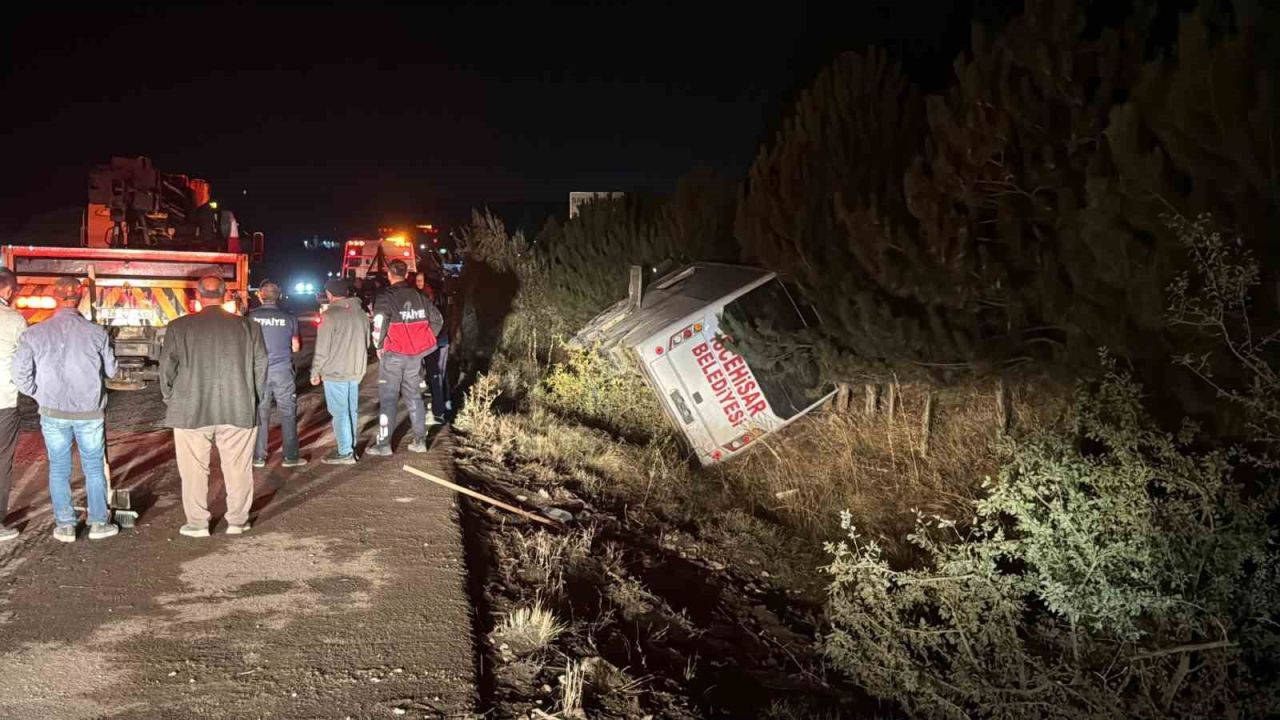 Ege'de feci kaza midibüs devrildi: 12 yaralı!