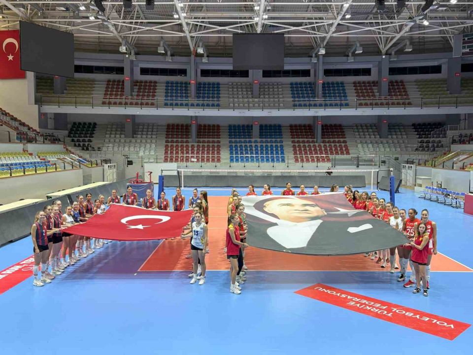 İzmir’in kadın voleybol takımları, 9 Eylül’de birlik mesajı verdi