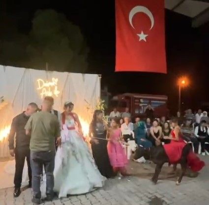 Düğün hediyesine yenisi eklendi: Görenler şaşkına döndü!